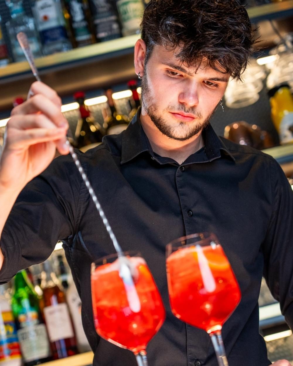 Barman che versa due spritz al Piùtrentanove di Noventa Padovana