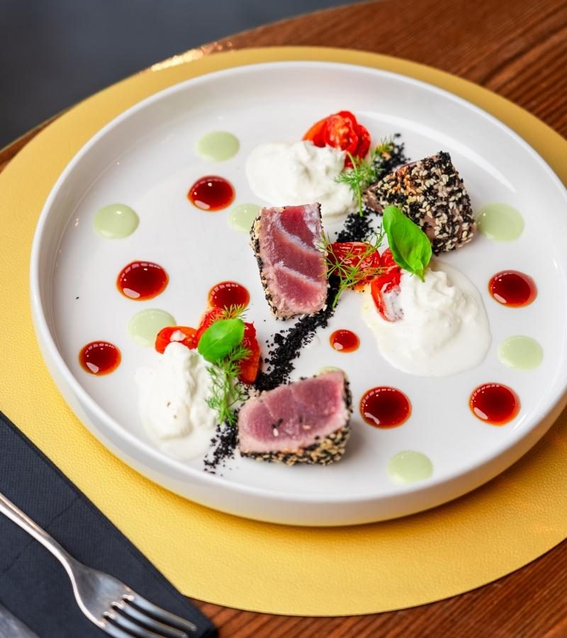Tonno in crosta di sesamo con burrata e pomodorini
